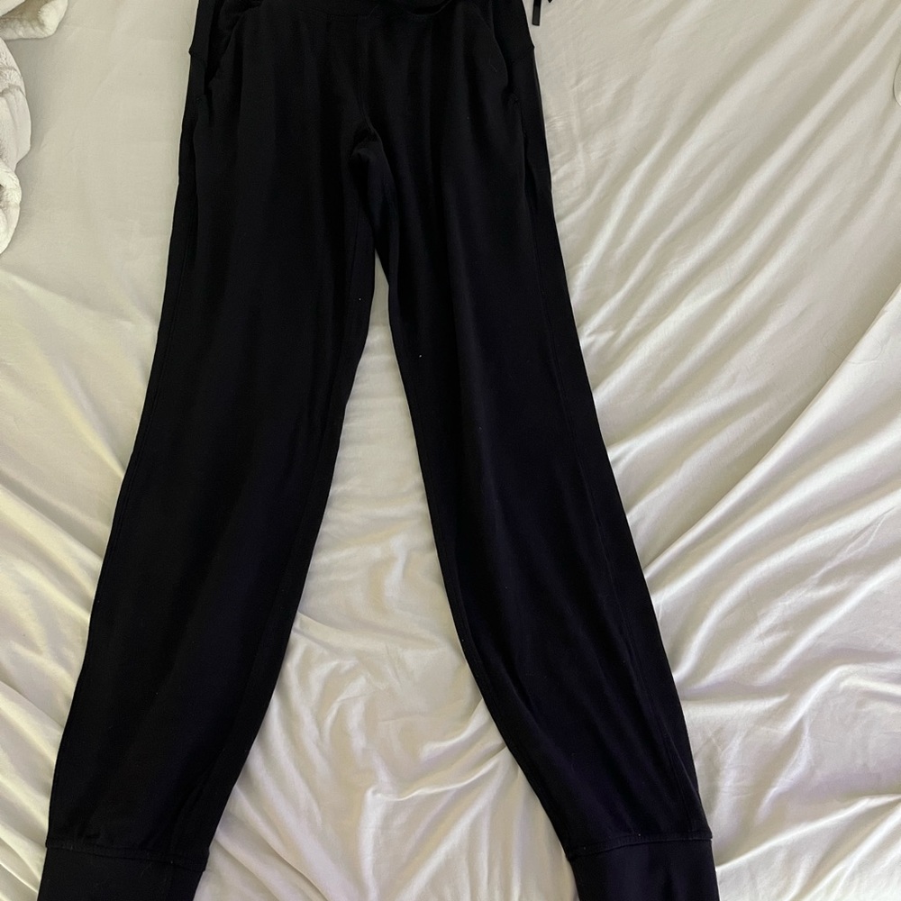 black lululemon joggers